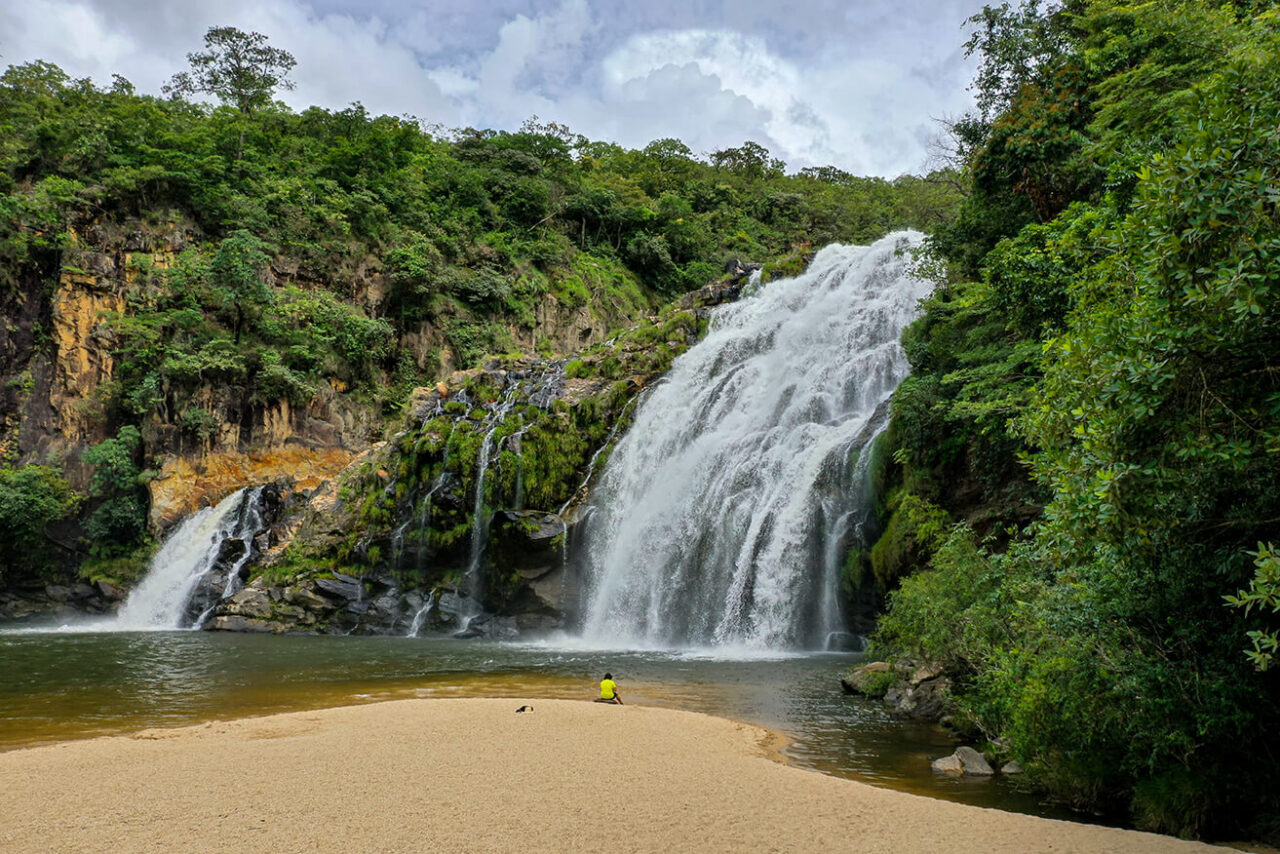 Cachoeira cercada pela vegetação da Canastra