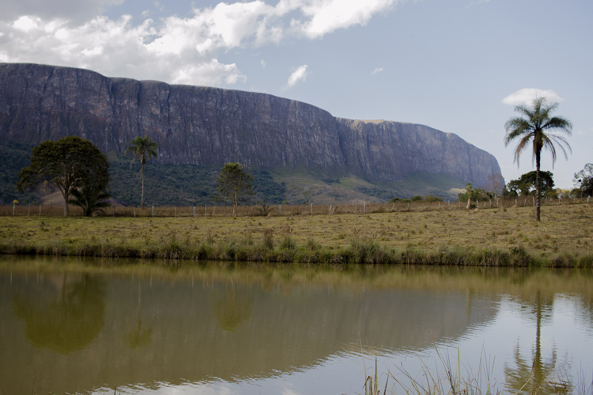 Paisagem da Serra da Canastra com paredões e água, em fotografia regional